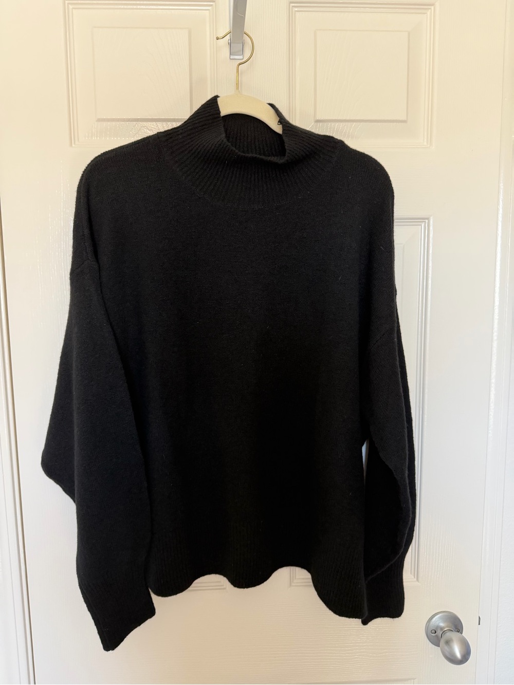H&M Black Women's Turtleneck Sweater with ballon sleeves. Size M/L. NWT.
